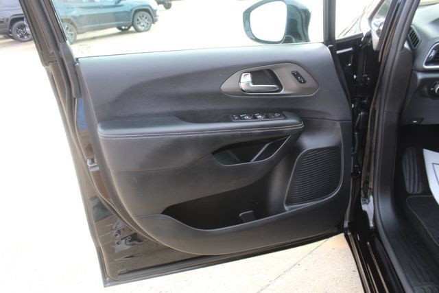 Used 2025 Chrysler Pacifica Select FWD image 9