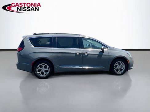 Used 2023 Chrysler Pacifica Limited FWD image 10