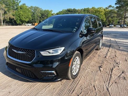 Used 2025 Chrysler Pacifica Select image 2