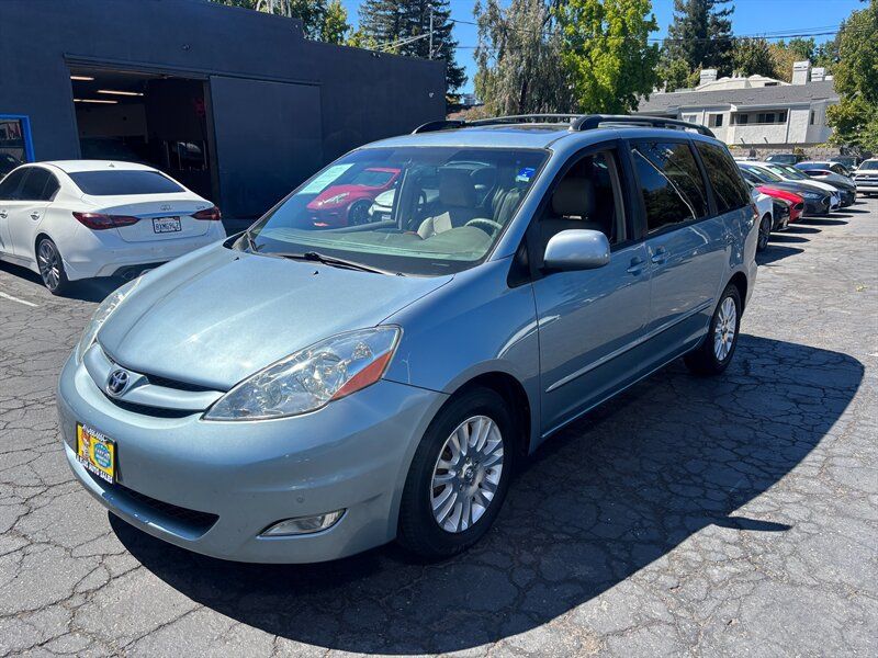 Used 2010 Toyota Sienna XLE FWD image 7