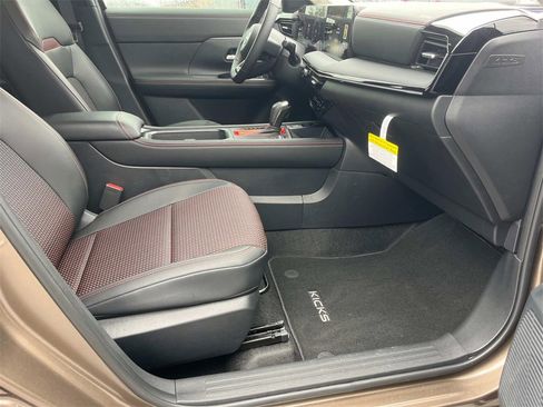 Certified 2025 Nissan Kicks SR image 28