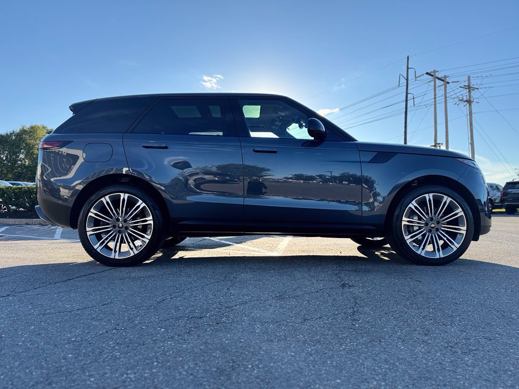 Used 2024 Land Rover Range Rover Sport SE AWD/4WD image 8