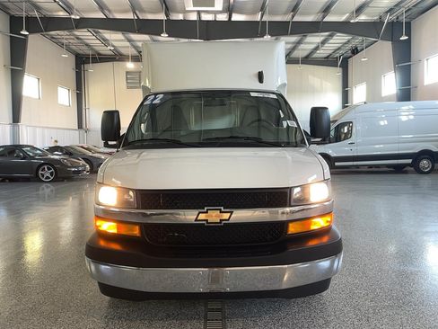 Used 2022 Chevrolet Express 3500 w/ Power Convenience Package RWD image 4