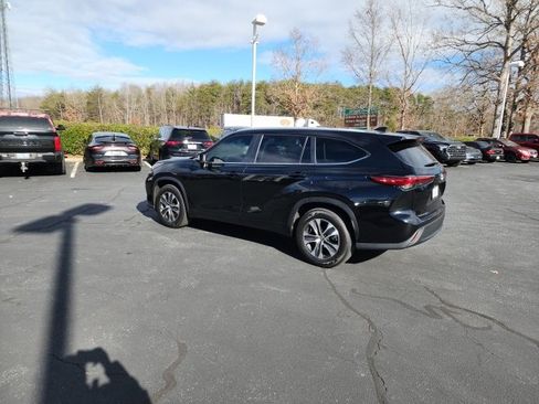 Used 2023 Toyota Highlander XLE image 6