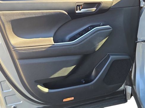 Used 2021 Toyota Highlander XLE image 16