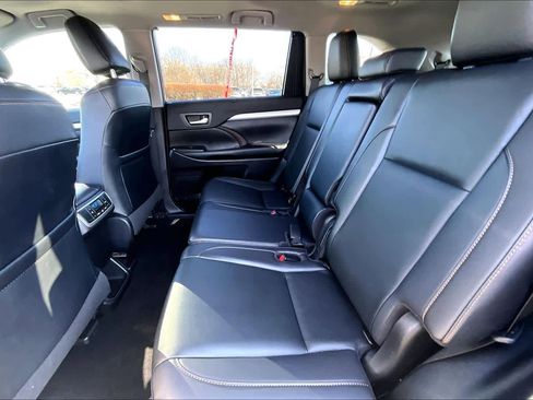 Used 2019 Toyota Highlander XLE image 19