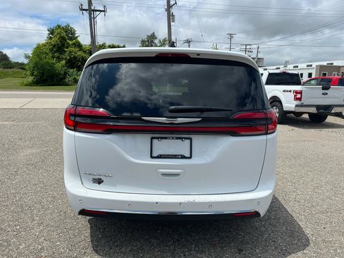 Used 2023 Chrysler Pacifica Touring FWD image 4
