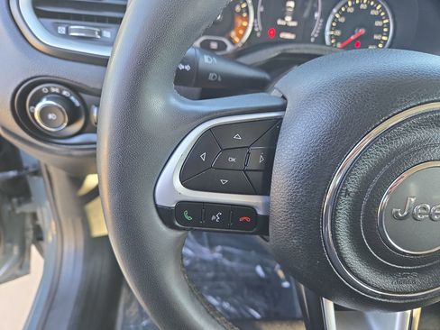 Used 2018 Jeep Renegade Latitude image 9