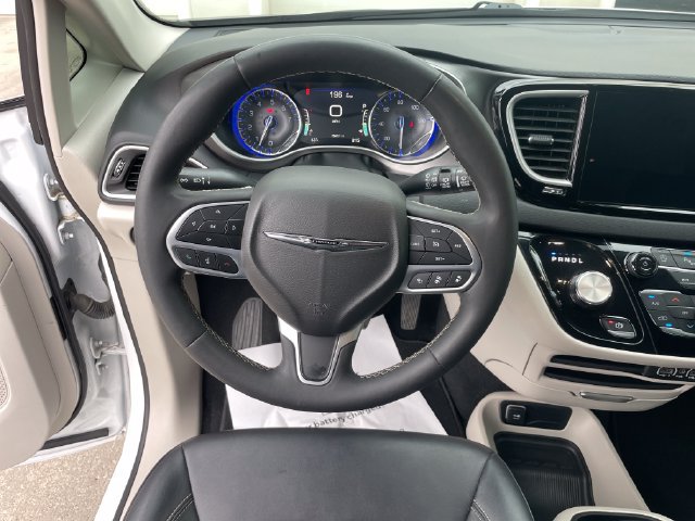 Used 2024 Chrysler Pacifica Touring-L FWD image 24