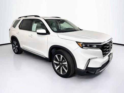 Certified 2025 Honda Pilot Touring image 1