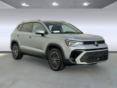 Used 2025 Volkswagen Taos SE image 6