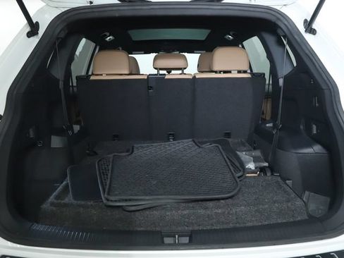 Used 2023 Volkswagen Tiguan SE w/ Panoramic Sunroof Package FWD image 32