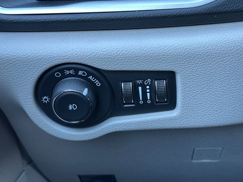 Used 2024 Chrysler Pacifica Touring-L image 31