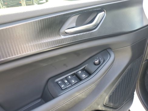 Used 2025 Jeep Grand Cherokee Laredo w/ Luxury Tech Group I RWD image 9