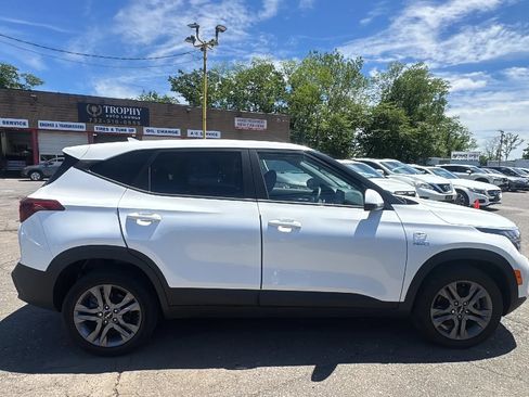 Used 2023 Kia Seltos LX AWD/4WD image 4