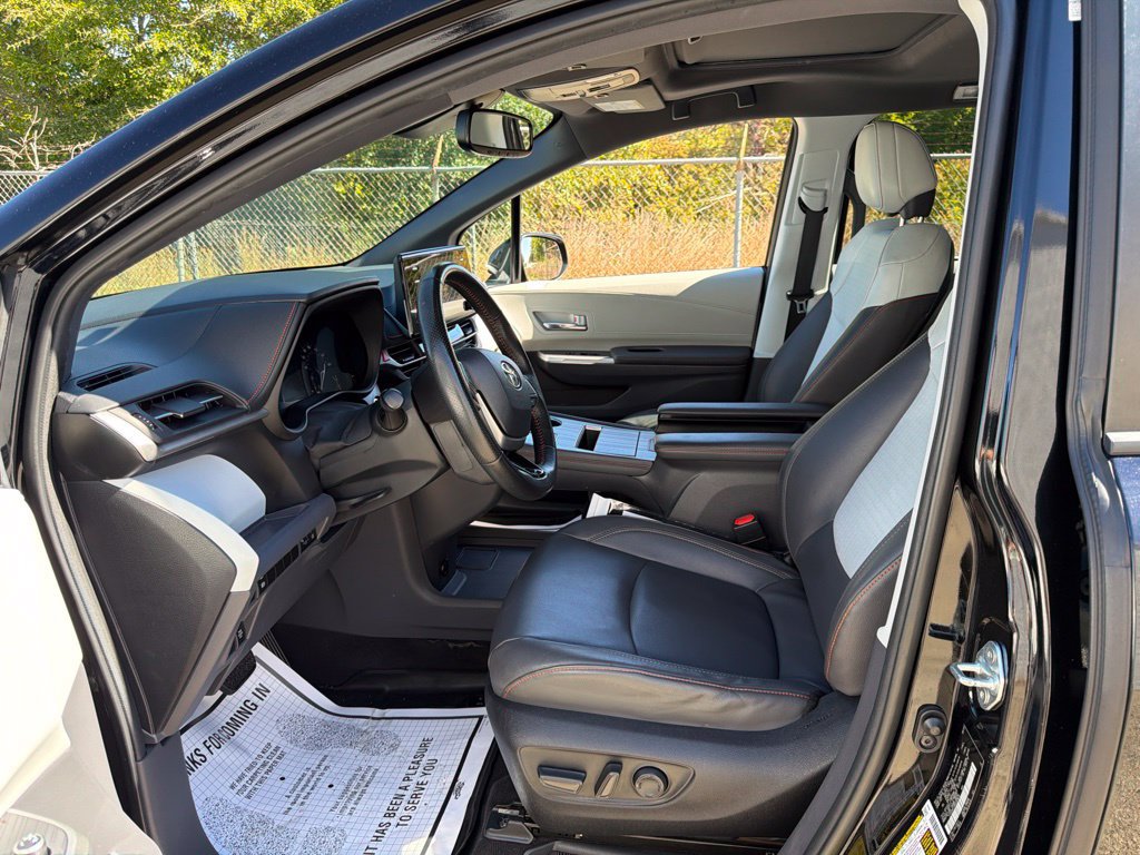 Used 2022 Toyota Sienna XSE AWD/4WD image 23