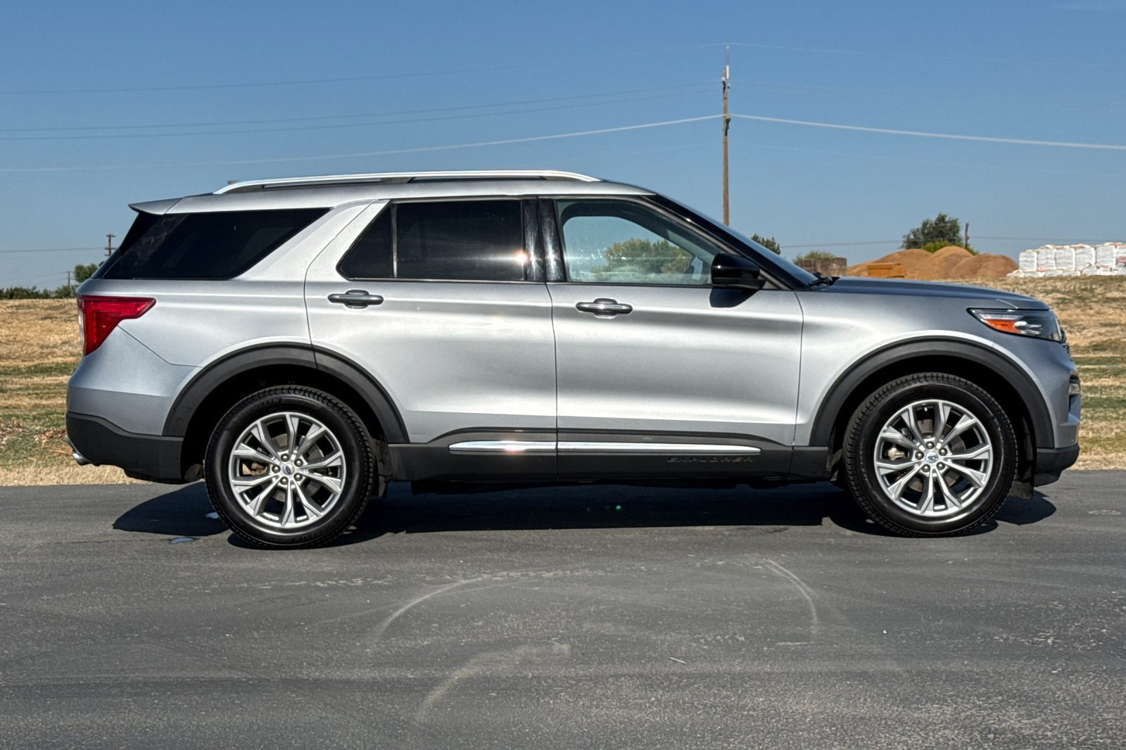 Used 2023 Ford Explorer Limited AWD/4WD image 3