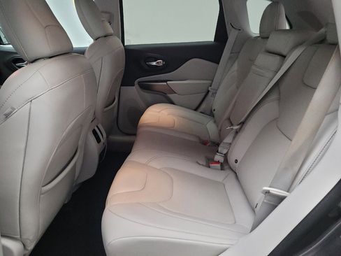 Used 2019 Jeep Cherokee Limited image 18