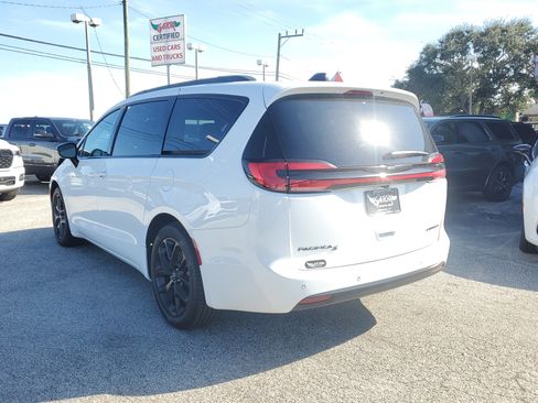 New 2026 Chrysler Pacifica Limited w/ S Appearance Package FWD image 3