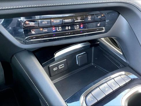 Used 2023 Buick Envision Essence image 25