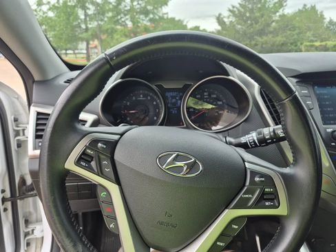 Used 2017 Hyundai Veloster FWD image 25