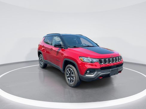 Used 2025 Jeep Compass Trailhawk AWD/4WD image 2