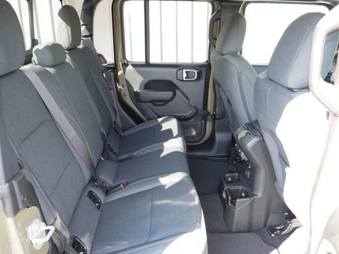 Used 2025 Jeep Gladiator Sport AWD/4WD image 17