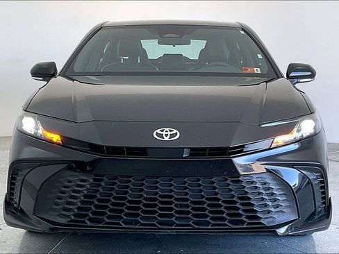 Used 2025 Toyota Camry SE image 6