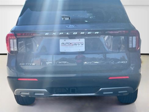 Used 2025 Ford Explorer Active w/ Active Comfort Package image 6