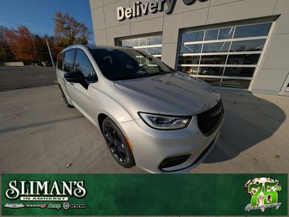 New 2026 Chrysler Pacifica Select