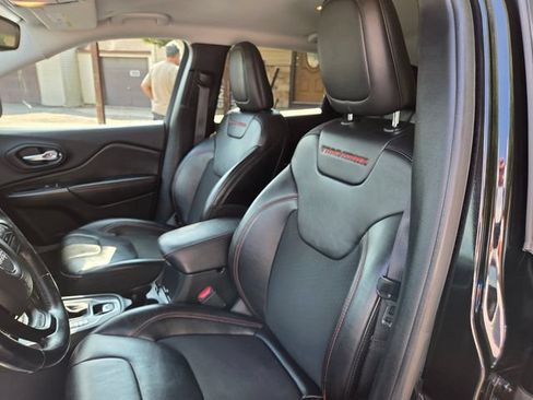 Used 2020 Jeep Cherokee Trailhawk w/ Cold Weather Group AWD/4WD image 19