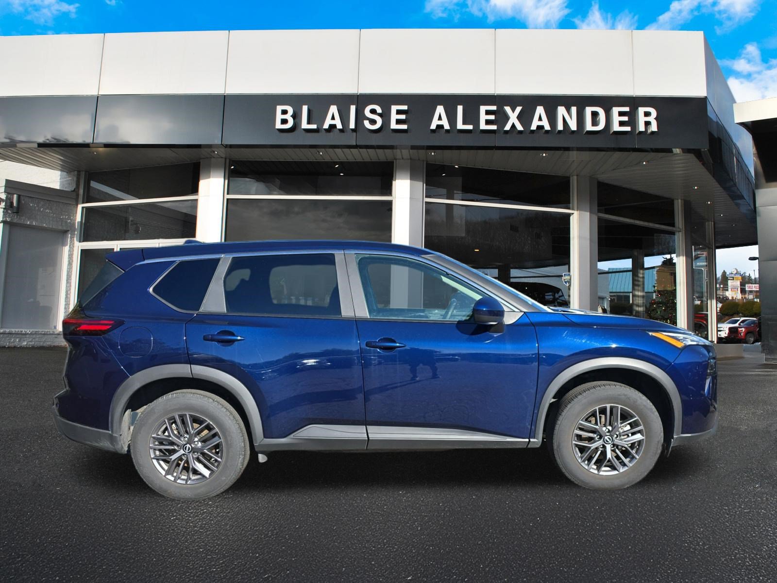 Used 2026 Nissan Rogue SV AWD/4WD image 2