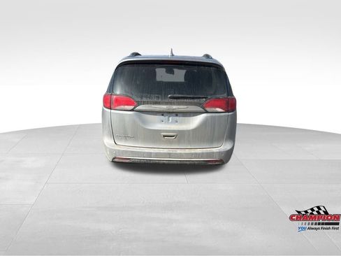 Used 2018 Chrysler Pacifica Touring-L w/ Tire & Wheel Group image 4