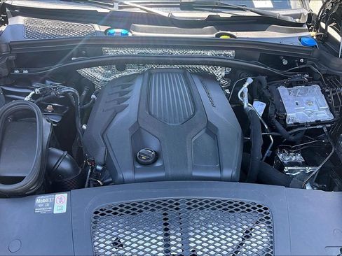 Used 2025 Porsche Macan AWD/4WD image 30