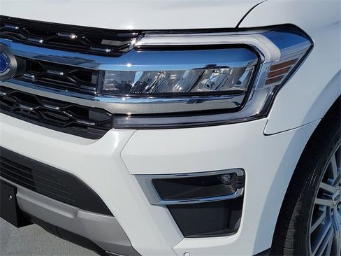 Used 2024 Ford Expedition Limited image 10