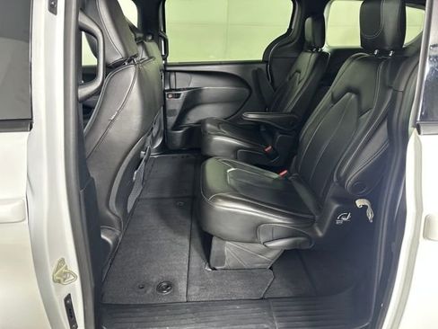 Used 2023 Chrysler Pacifica Touring-L w/ S Appearance Package image 25