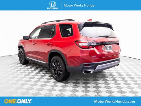 New 2025 Honda Pilot Touring image 3