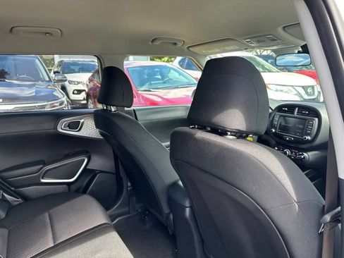 Used 2025 Kia Soul LX w/ LX Technology Package FWD image 15
