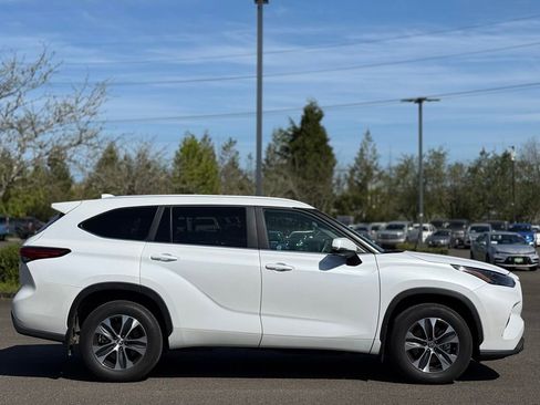 Used 2023 Toyota Highlander XLE image 6