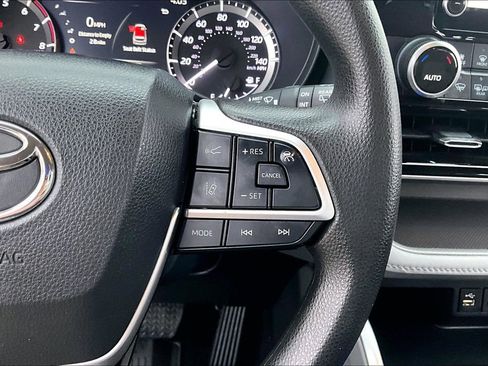 Used 2023 Toyota Highlander L AWD/4WD image 12