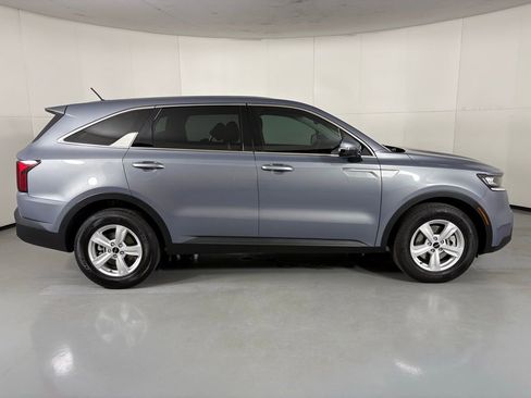 Used 2023 Kia Sorento LX image 9