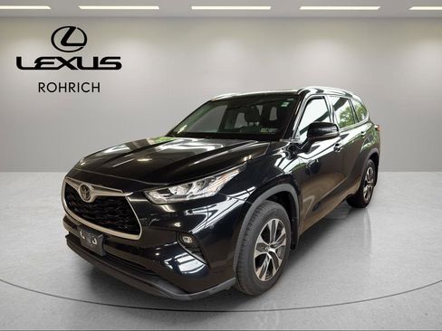 Used 2020 Toyota Highlander XLE AWD/4WD image 1