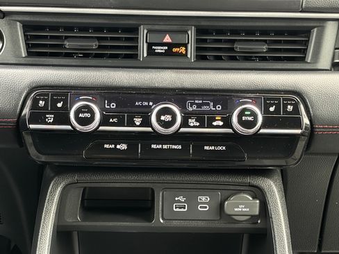 Used 2025 Honda Pilot Black Edition image 15