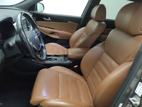 Used 2019 Kia Sorento SX image 17