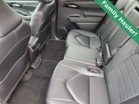 Used 2024 Toyota Highlander XLE image 31