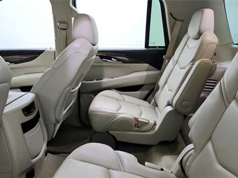 Used 2020 Cadillac Escalade Luxury image 18