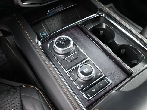 Used 2024 Ford Expedition Platinum image 15