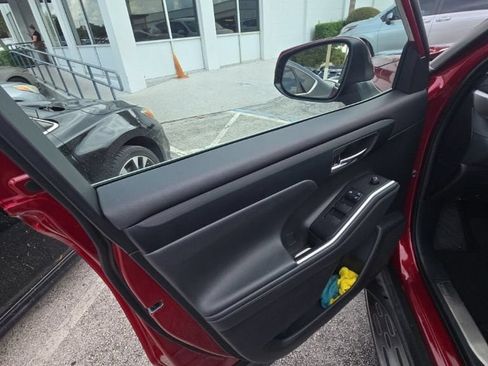 Used 2021 Toyota Highlander XLE FWD image 4