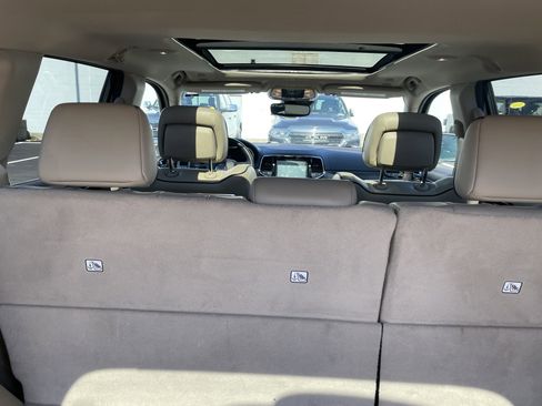 Used 2019 Jeep Grand Cherokee Overland AWD/4WD image 24