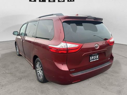Used 2019 Toyota Sienna XLE w/ XLE Navigation Package FWD image 3